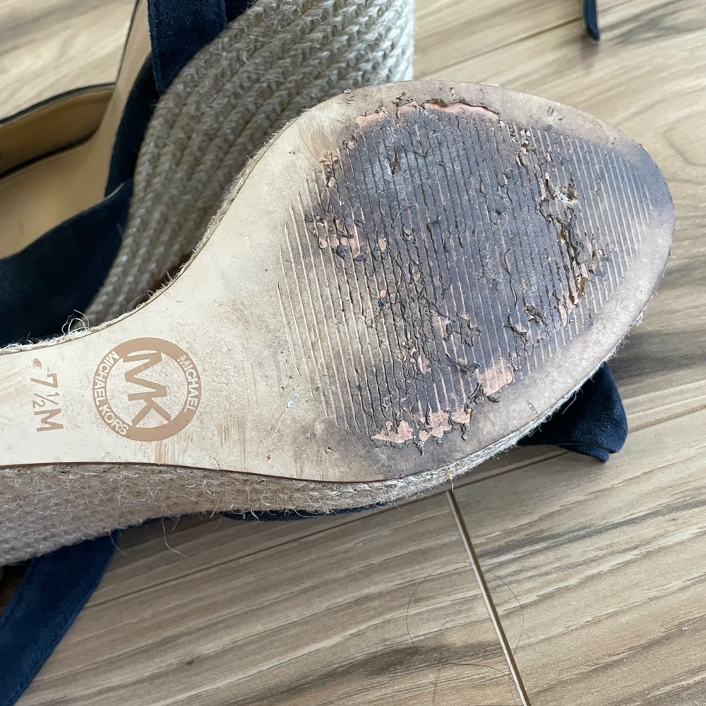 Michael Kors size Navy Blue/tan 7.5 heels - Picture 4 of 5